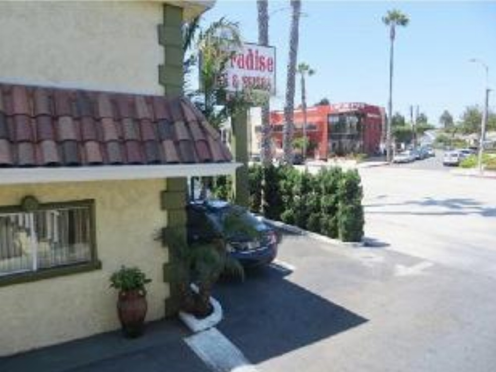 Paradise Inn & Suites Image 17