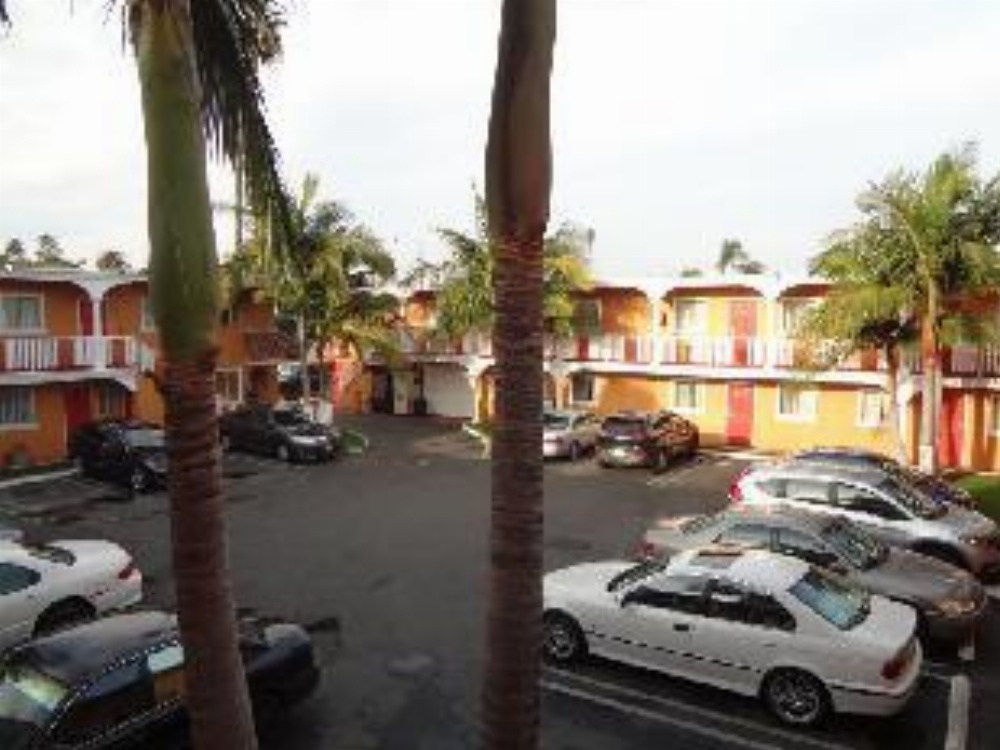Paradise Inn & Suites Image 18
